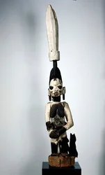 Verandah Post: Matka karmiąca swoje dziecko, Yoruba (drewno i farba)